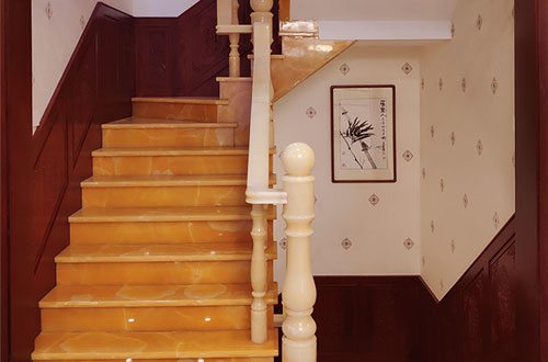 历下中式别墅室内汉白玉石楼梯的定制安装装饰效果